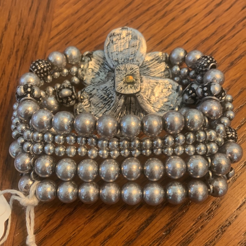 NWT BOHO FUN!! Silver Tone Stretch Bracelet Beautiful Flower 🌺 In Center - Picture 6 of 14